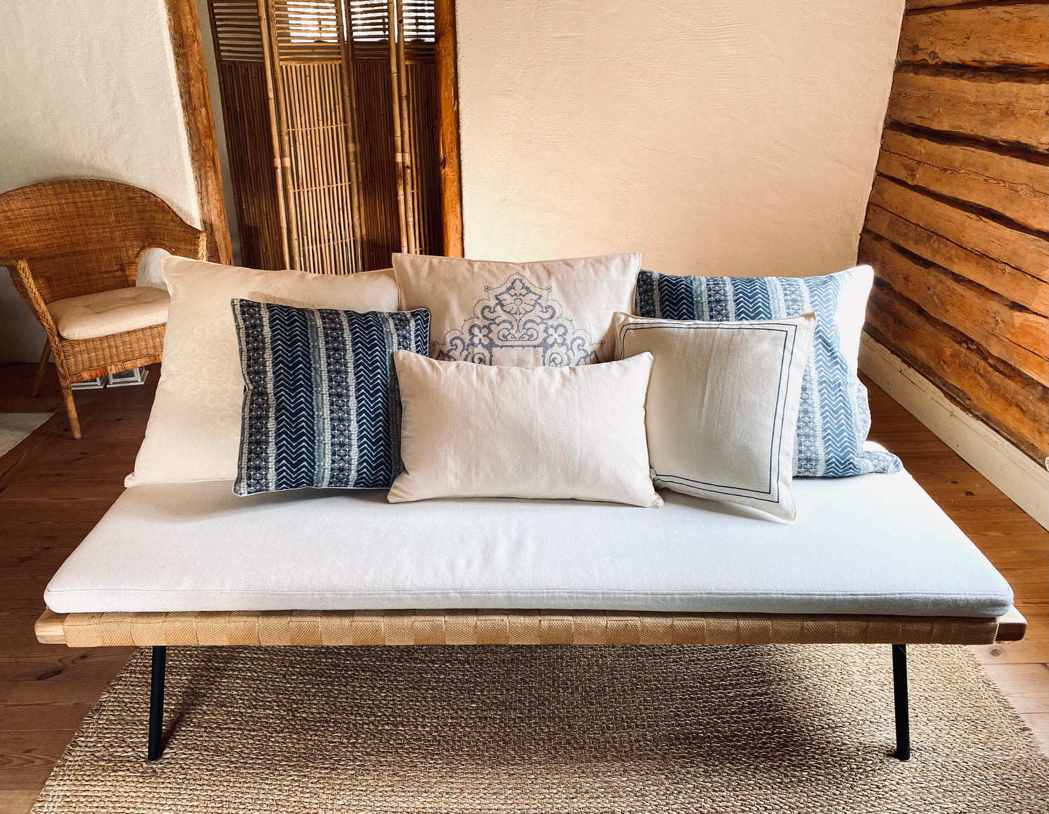 Kuddar i Khadi för soffan med Shibori-tryck.