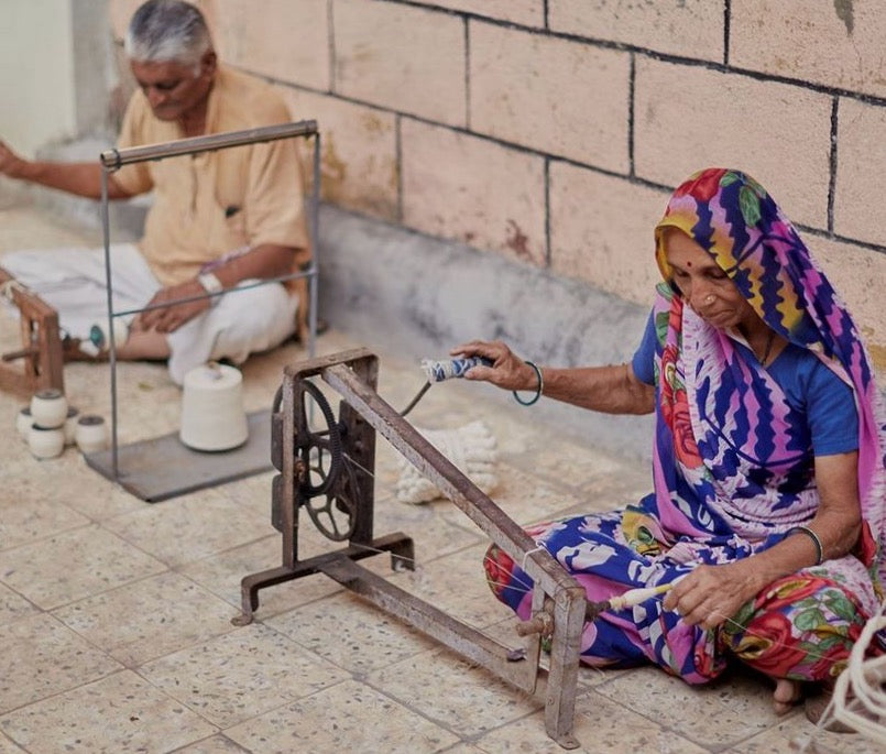 Khadi - handspunnen tråd sedan handvävt från Indien. Bilden visar spinnrocken Chakra.